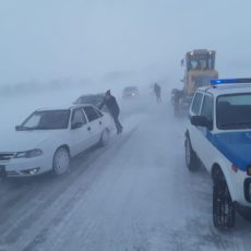 В Туркестанской области полицейские оказывают помощь, застрявшим в степи