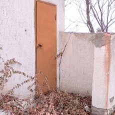 Уличные туалеты в школе Кентау наглухо закрыли