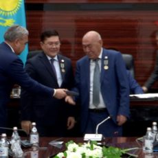 Депутатов наградили юбилейной медалью «25 лет маслихатам РК»