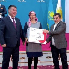 В Шымкенте многодетным женщинам вручили полезные подарки
