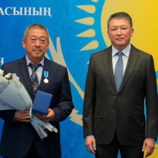 Шымкентские тренеры получили медали из рук Тимура Кулибаева Кулибаев