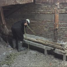 Спасатели Шымкента помогли мужчине, застрявшему между домами