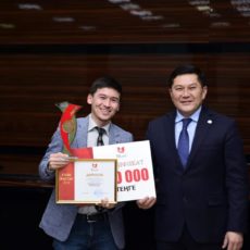 Аким Шымкента Ерлан Айтаханов наградил молодых людей города