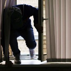 В Арыси домушник удирал от полиции босиком