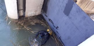 Водолазы в Казыгурте неделю искали тело водителя, который вместе с машиной упал в канал