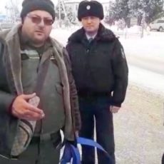 Полицейские Туркестана помогли вытащить десятки автомашин, застрявших в снегу полицейские Туркестана