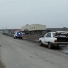 В Туркестанской области полицейские вытащили из грязи автомобиль машина застряла