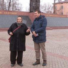 Спортивная бабушка из Туркестана осваивает воркаут