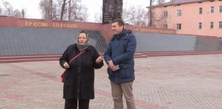 Спортивная бабушка из Туркестана осваивает воркаут