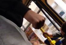 Кондуктор автобуса в Шымкенте ударил в лицо пассажира