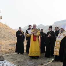 В Шымкенте на Лисьей балке был освящен закладной камень в память православных святых новомучеников