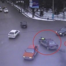 Полицейского три километра тащили на капоте авто в Шымкенте (видео) полицейский на капоте