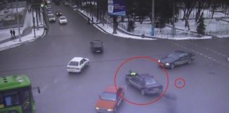 Полицейского три километра тащили на капоте авто в Шымкенте (видео) полицейский на капоте