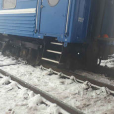 Четыре вагона пассажирского поезда сошли с рельсов в Карагандинской области