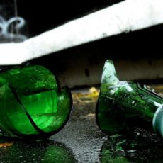 «Бил бутылкой по голове и прыгал на грудь» — в Туркестанской области раскрыли убийство разбитая бутылка