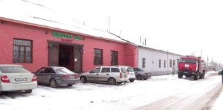 В Шымкенте судоисполнители пришли сносить незаконные постройки без специальной техники