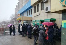 Столпотворение у банкоматов в Шымкенте: люди пришли получить пенсию