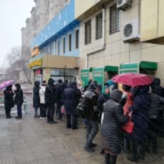 Столпотворение у банкоматов в Шымкенте: люди пришли получить пенсию