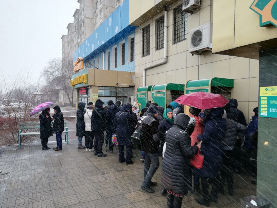 Шымкент человек. Толпа у банкомата. Очередь в Банкомат. Очередь у банкомата в Гватемале. Шымкент люди.