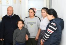 Умирзак Шукеев лично убедился, как помогают нуждающимся семьям