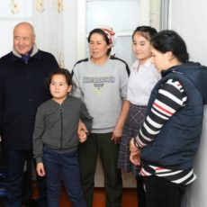 Умирзак Шукеев лично убедился, как помогают нуждающимся семьям