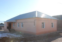 Предприниматель из Казыгурта построил матери-одиночке дом