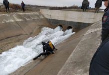 Водолазы нашли в канале тело погибшего водителя