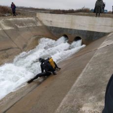 Водолазы нашли в канале тело погибшего водителя