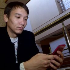 Выходные без мессенджеров и шутки над Абаевым: Казахстанцы устали от несвободного интернета