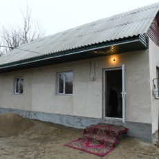 Жительнице села Карасу Сайрамского района вручили ключи от дома