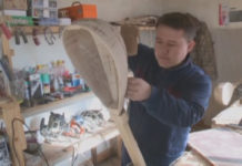 Бывший фельдшер стал мастером по изготовлению домбр