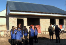 Волонтёры помогают восстановить жильё семье из 12 человек в Туркестане волонтеры