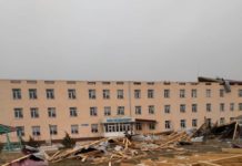 Мощный ветер сорвал крышу школы в Толебийском районе