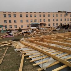 Мощный ветер сорвал крышу школы в Толебийском районе