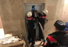 Спасатели Шымкента освободили застрявших в лифте