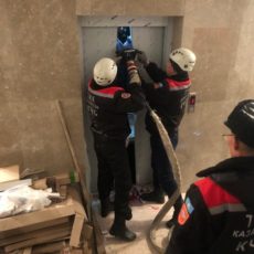 Спасатели Шымкента освободили застрявших в лифте