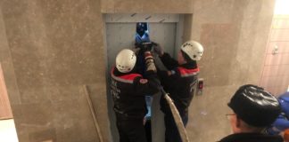 Спасатели Шымкента освободили застрявших в лифте
