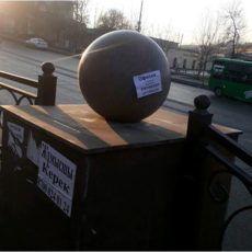 В Шымкенте с расклейщиками объявлений предлагают бороться через заказчика