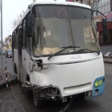 Пассажирский автобус попал в аварию в центре Шымкента, есть пострадавшие ДТП