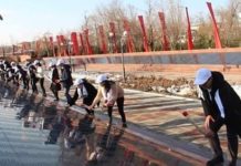 Волонтеры Шымкента в парке Абая помыли плиты на мемориале и возложили цветы