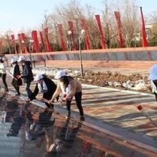 Волонтеры Шымкента в парке Абая помыли плиты на мемориале и возложили цветы