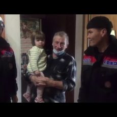 В Шымкенте двухлетнего малыша одного заперли в квартире