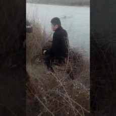 В Туркестанской области полицейский спас тонущего в канале ребенка (видео)
