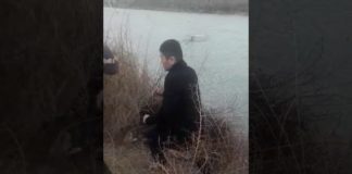 В Туркестанской области полицейский спас тонущего в канале ребенка (видео)