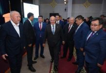 Без предупреждения Умирзак Шукеев пришел на встречу с населением в Сарыагаше