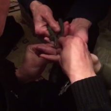 Школьница из Шымкента не смогла снять кольцо без помощи спасателей снимают кольцо