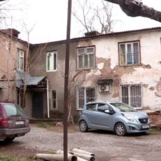 Жители аварийных домов Шымкента боятся остаться под завалами