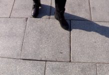 На проспекте Тауке-хана в Шымкенте найдены «танцующие» плитки