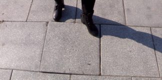 На проспекте Тауке-хана в Шымкенте найдены «танцующие» плитки