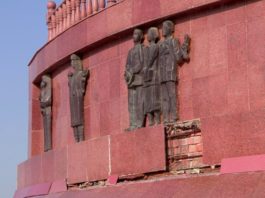 памятник "Алтын Шанырак" в парке Независимости рассыпается на глазах
